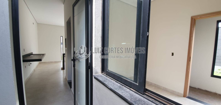 Casa com 3 Quartos à Venda, 250 m² em Loteamento Portal Do Vale Ii - Uberlândia