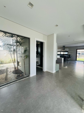 Imagem Sobrado com 4 Quartos à Venda, 688 m² em Santa Regina - Camboriú