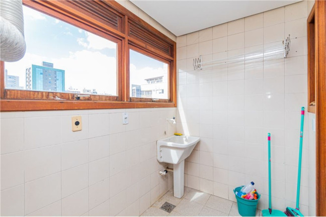 Imagem Imóvel com 3 Quartos à Venda, 220 m² em Petrópolis - Porto Alegre Imagem Imóvel com 3 Quartos à Venda, 220 m² em Petrópolis - Porto Alegre