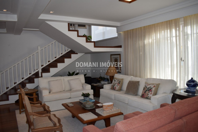 Imagem Casa com 6 Quartos à Venda, 612 m² em Região De Capivari - Campos Do Jordão