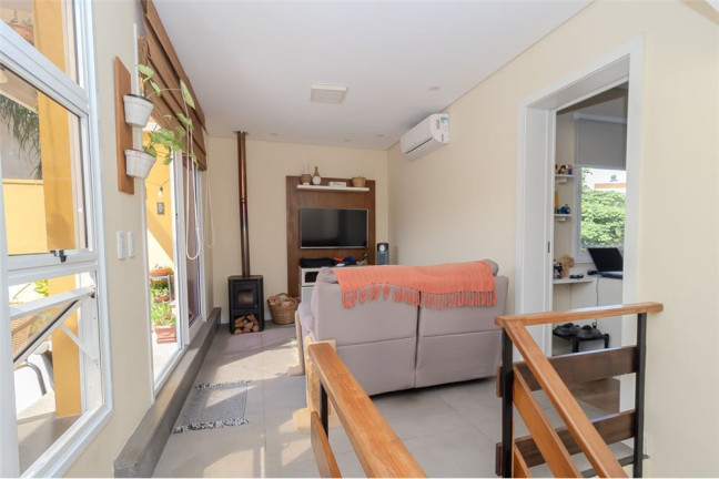 Imagem Casa com 3 Quartos à Venda,  em Medianeira - Porto Alegre