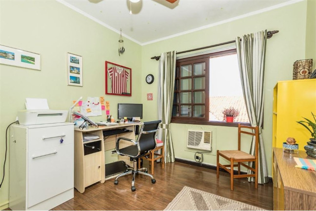 Imagem Casa com 4 Quartos à Venda, 525 m² em Jardim Sabará - Porto Alegre Imagem Casa com 4 Quartos à Venda, 525 m² em Jardim Sabará - Porto Alegre