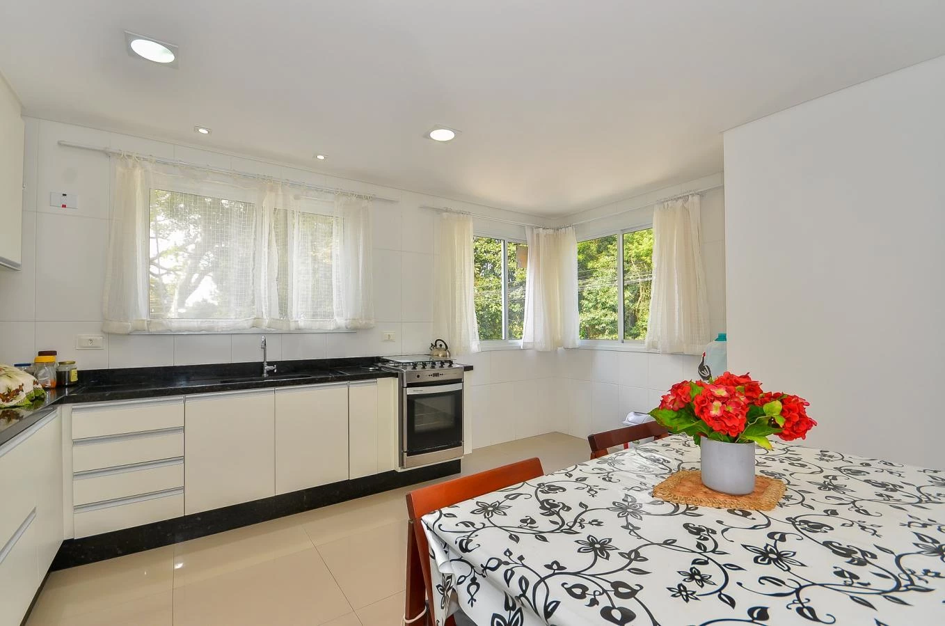 Imagem Casa com 3 Quartos à Venda, 236 m² em Vista Alegre - Curitiba Imagem Casa com 3 Quartos à Venda, 236 m² em Vista Alegre - Curitiba