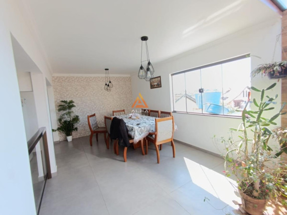 Imagem Casa com 4 Quartos à Venda, 300 m²