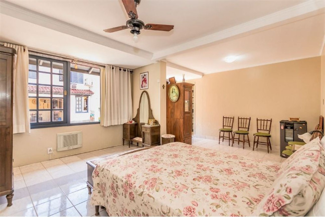 Imagem Casa com 4 Quartos à Venda, 525 m² em Jardim Sabará - Porto Alegre Imagem Casa com 4 Quartos à Venda, 525 m² em Jardim Sabará - Porto Alegre