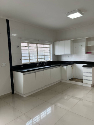 Casa com 3 Quartos à Venda, 308 m²