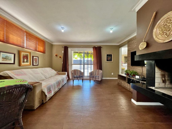 Imagem Casa com 4 Quartos à Venda, 211 m² em Tomazetti - Santa Maria