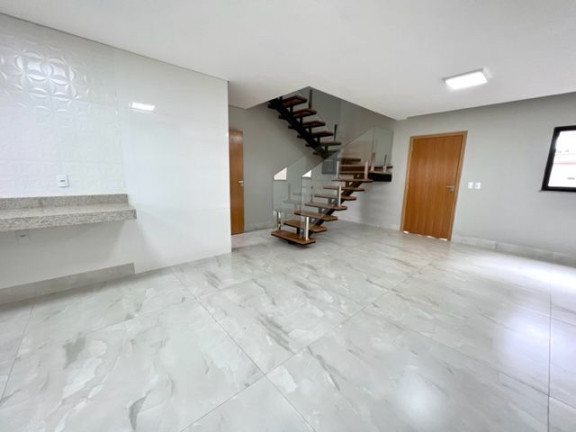 Sobrado com 4 Quartos à Venda, 160 m² em Vila Rosa - Goiânia