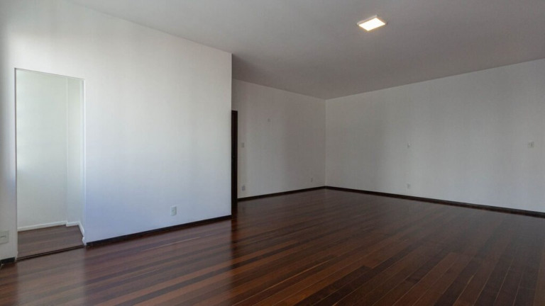 Imagem Imóvel com 3 Quartos à Venda, 135 m² em Copacabana - Rio De Janeiro Imagem Imóvel com 3 Quartos à Venda, 135 m² em Copacabana - Rio De Janeiro