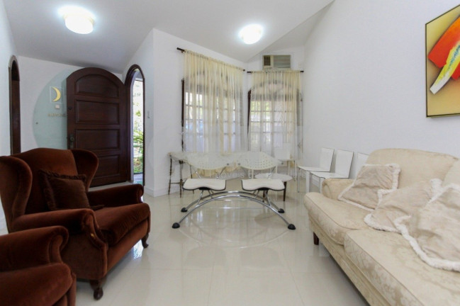 Imagem Casa com 3 Quartos à Venda, 300 m² em Chácara Das Pedras - Porto Alegre Imagem Casa com 3 Quartos à Venda, 300 m² em Chácara Das Pedras - Porto Alegre