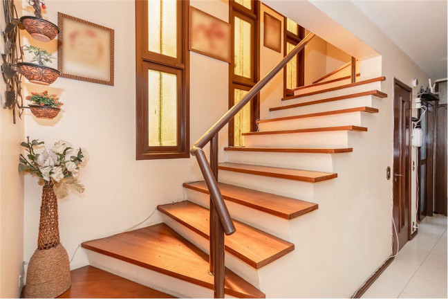 Imagem Casa com 4 Quartos à Venda, 174 m² em Moinhos De Vento - Porto Alegre Imagem Casa com 4 Quartos à Venda, 174 m² em Moinhos De Vento - Porto Alegre