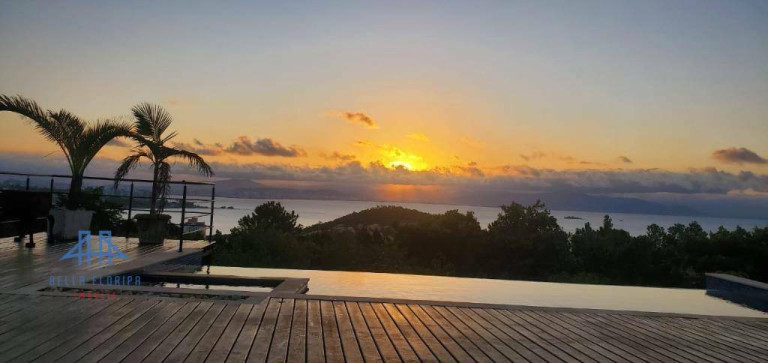 Casa com 4 Quartos à Venda, 450 m² em João Paulo - Florianópolis