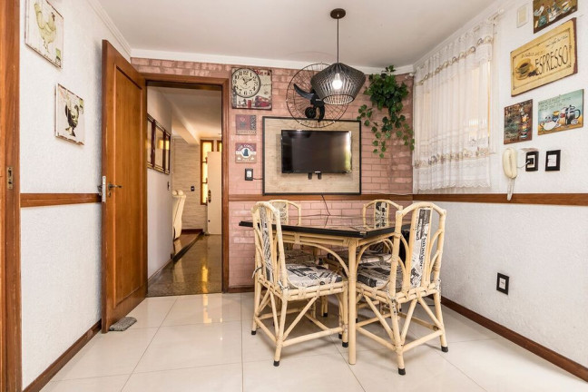 Imagem Casa com 5 Quartos à Venda, 381 m² em Jardim Lindóia - Porto Alegre