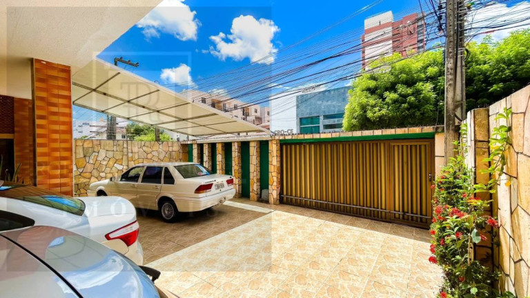Imagem Casa com 7 Quartos à Venda, 300 m² Imagem Casa com 7 Quartos à Venda, 300 m²