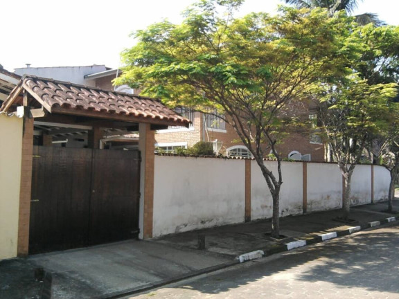 Sobrado com 4 Quartos à Venda, 250 m² em Cocanha - Caraguatatuba