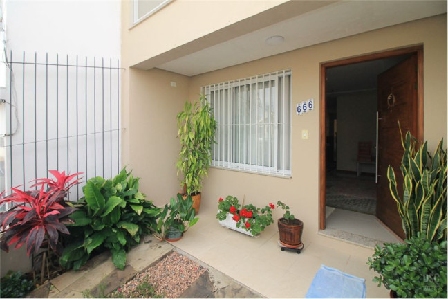 Casa com 3 Quartos à Venda,  em Guarujá - Porto Alegre