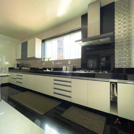 Imagem Casa com 4 Quartos à Venda, 298 m²