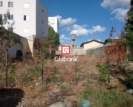 Terreno à Venda, 487 m² em Centro - Montes Claros