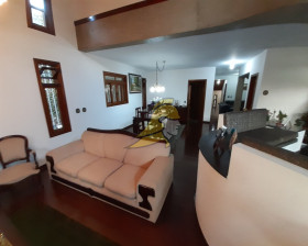 Sobrado com 4 Quartos à Venda, 380 m² em Bela Aliança - São Paulo