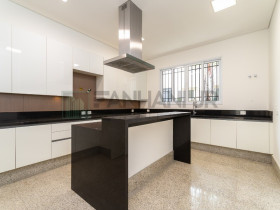 Casa com 3 Quartos à Venda, 600 m² em Vila Nova Conceição - São Paulo