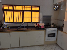 Imóvel com 3 Quartos à Venda,  em Vila Jeriva - Várzea Paulista