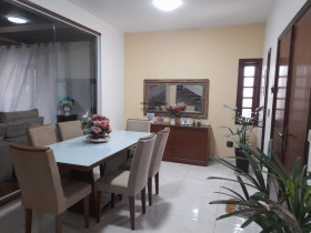 Sobrado com 3 Quartos à Venda,  em Vila Liberdade - Jundiaí