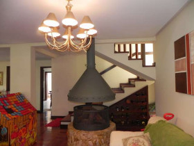 Casa com 4 Quartos à Venda, 570 m² em Várzea - Teresópolis