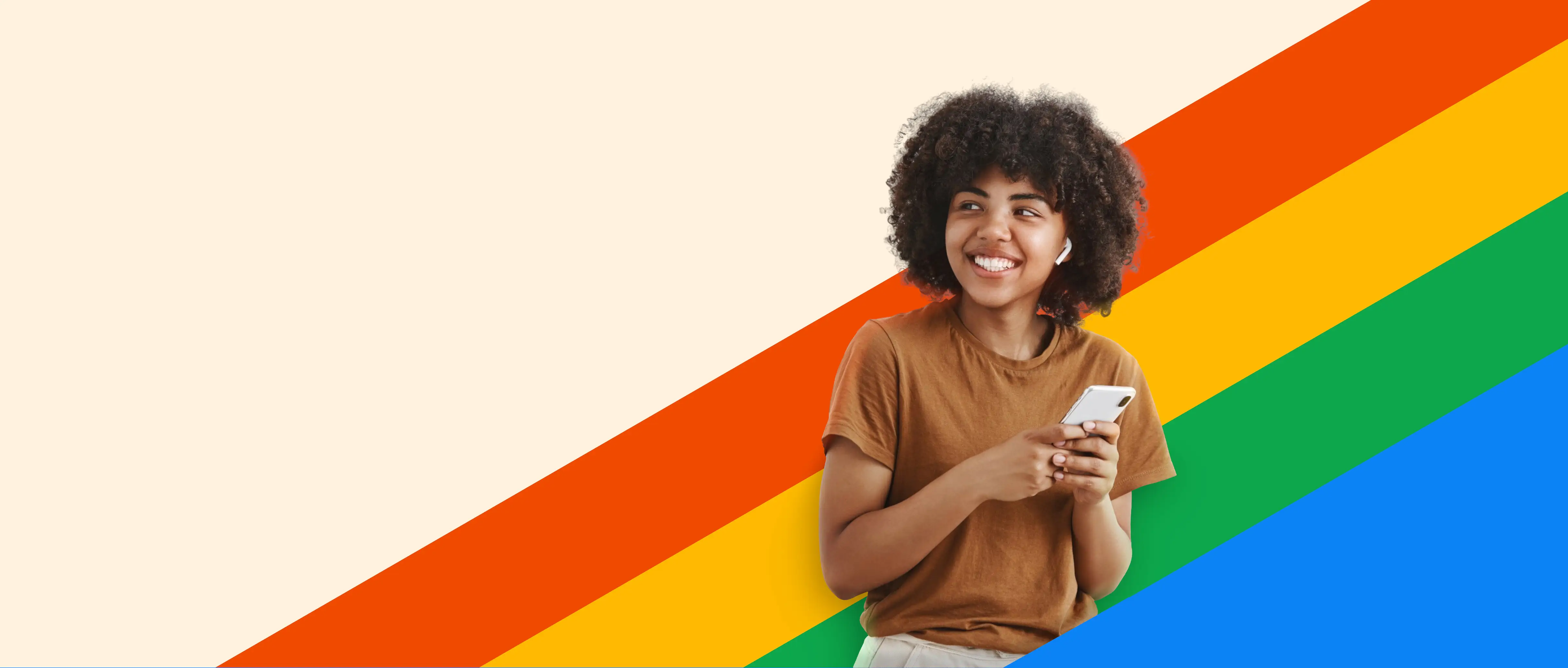 Jovem sorrindo aproveitando o Imóvel Guide